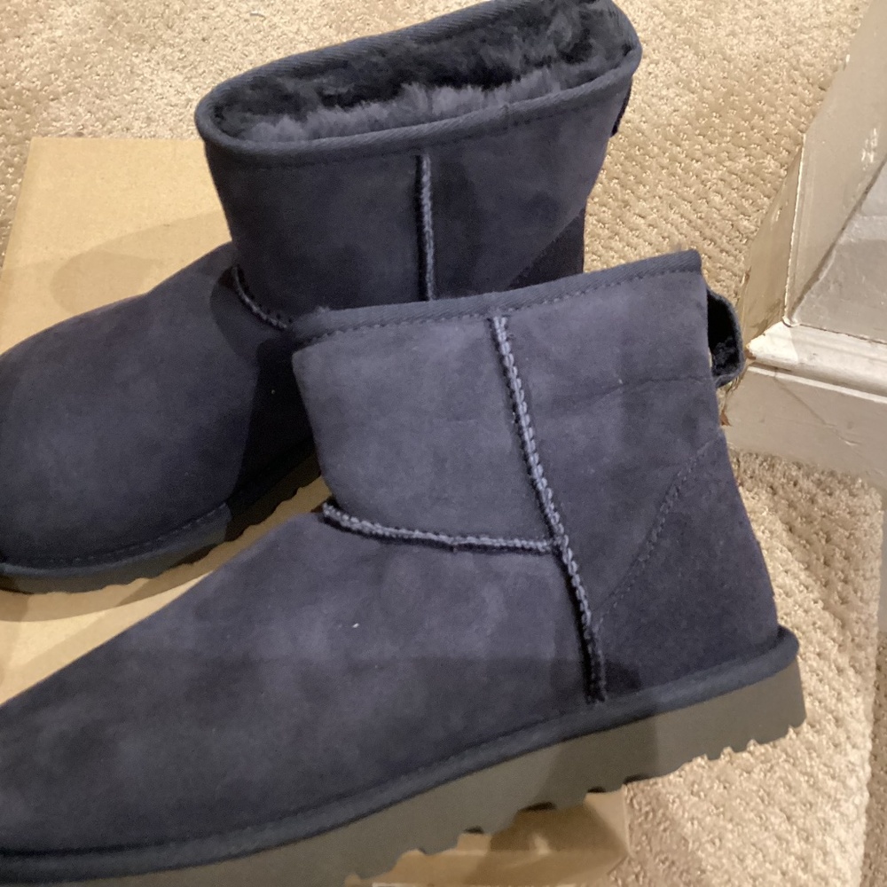 UGGS Mini II Black Size 8